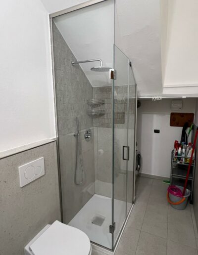 lavorazione del vetro per creare box doccia dalla forma irregolare