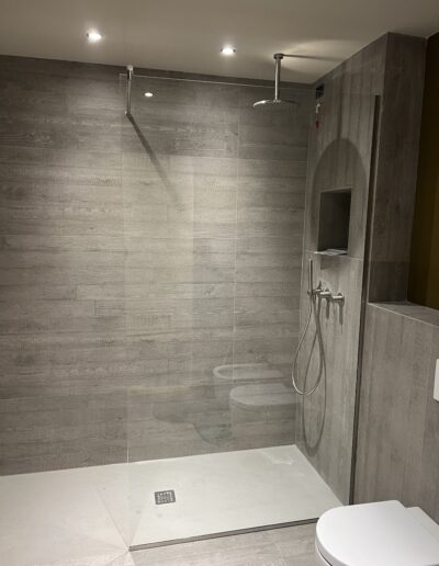 Aggiungi un tocco di eleganza moderna al tuo bagno con un box doccia in vetro su misura.